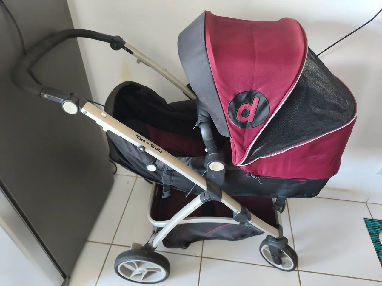 Carrinho de bebê com bebê conforte e suporte 