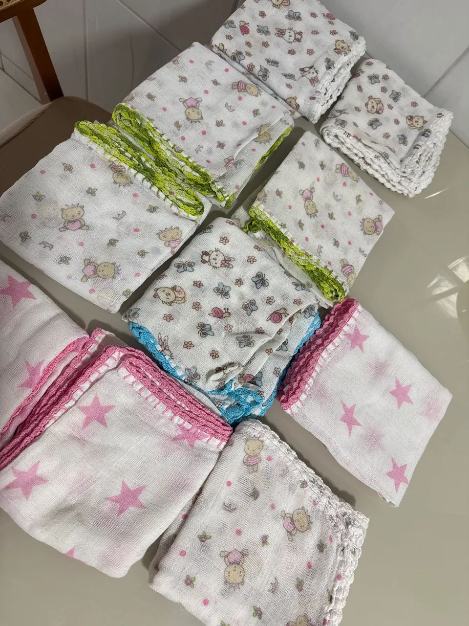 Fraldas de boca e roupa bebê 