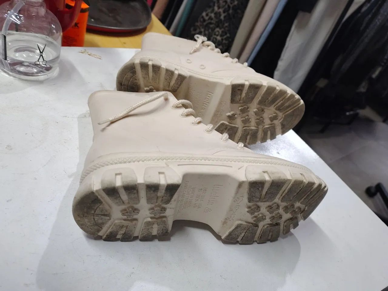 Bota de borracha estilo galocha com creme n33/34  - Foto 5