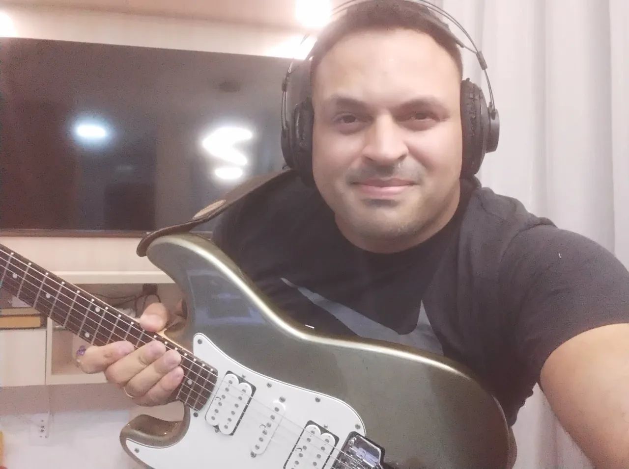 Curso de Música em Cordas - Guitarra e Violão - Foto 2