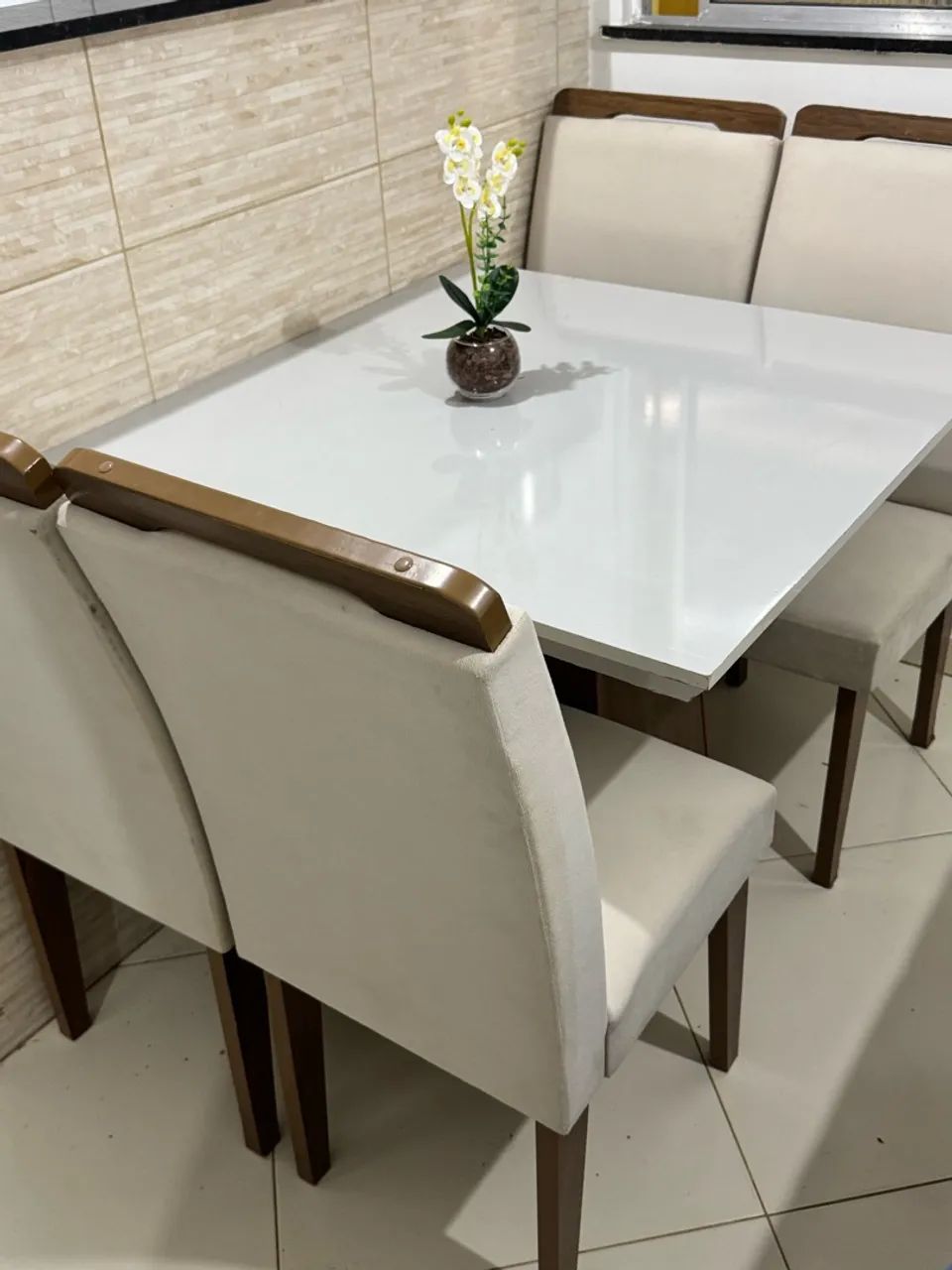 Mesa com 4 cadeiras 