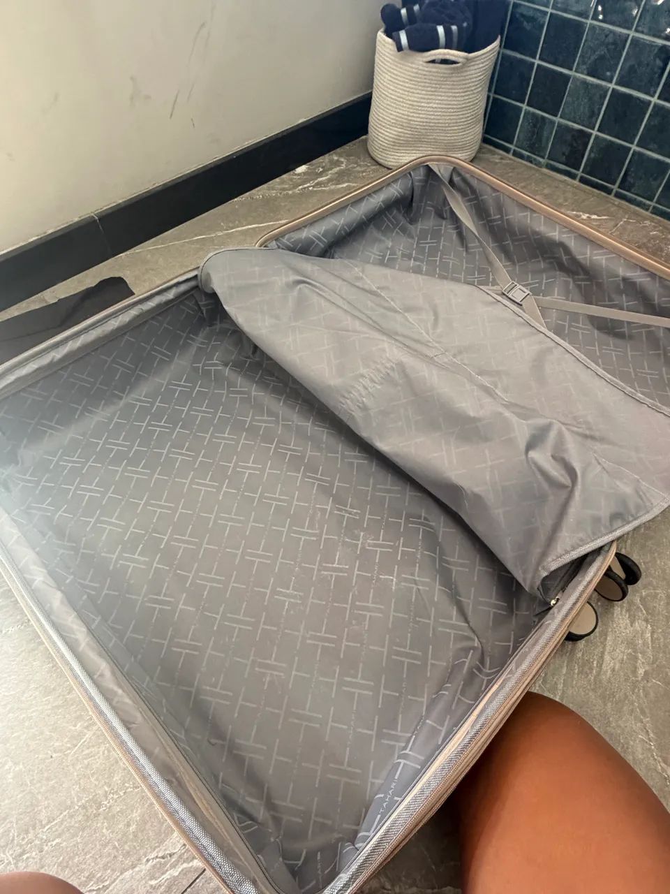Mala de viagem 32 kg, usada em ótimo estado, espaçosa e resistente. - Foto 4
