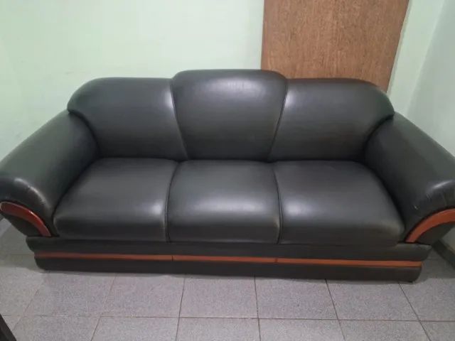 Sofá de couro preto 3 lugares - Foto 2