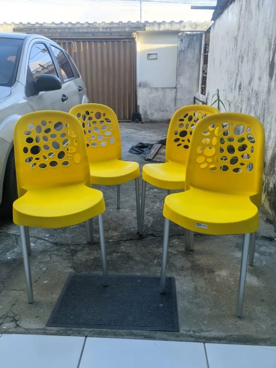 Kit com 4 cadeiras plastico