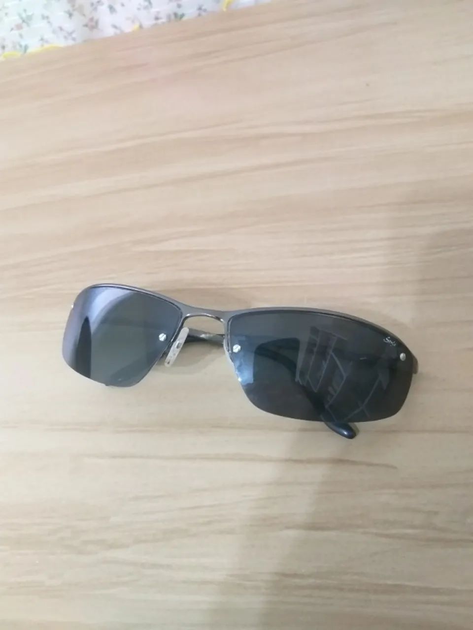 Óculos de Sol Estilo Casual com Estojo em bom estado - Foto 2