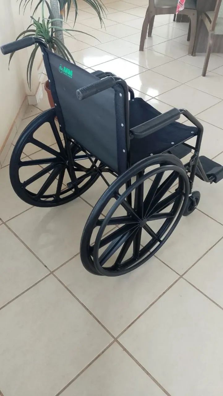 Cadeira De Rodas Dobrável Preto (muito nova, único dono) - Foto 4