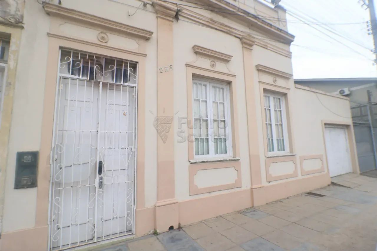 Casa histórica com ambientes amplos e muito charme - Centro de Pelotas