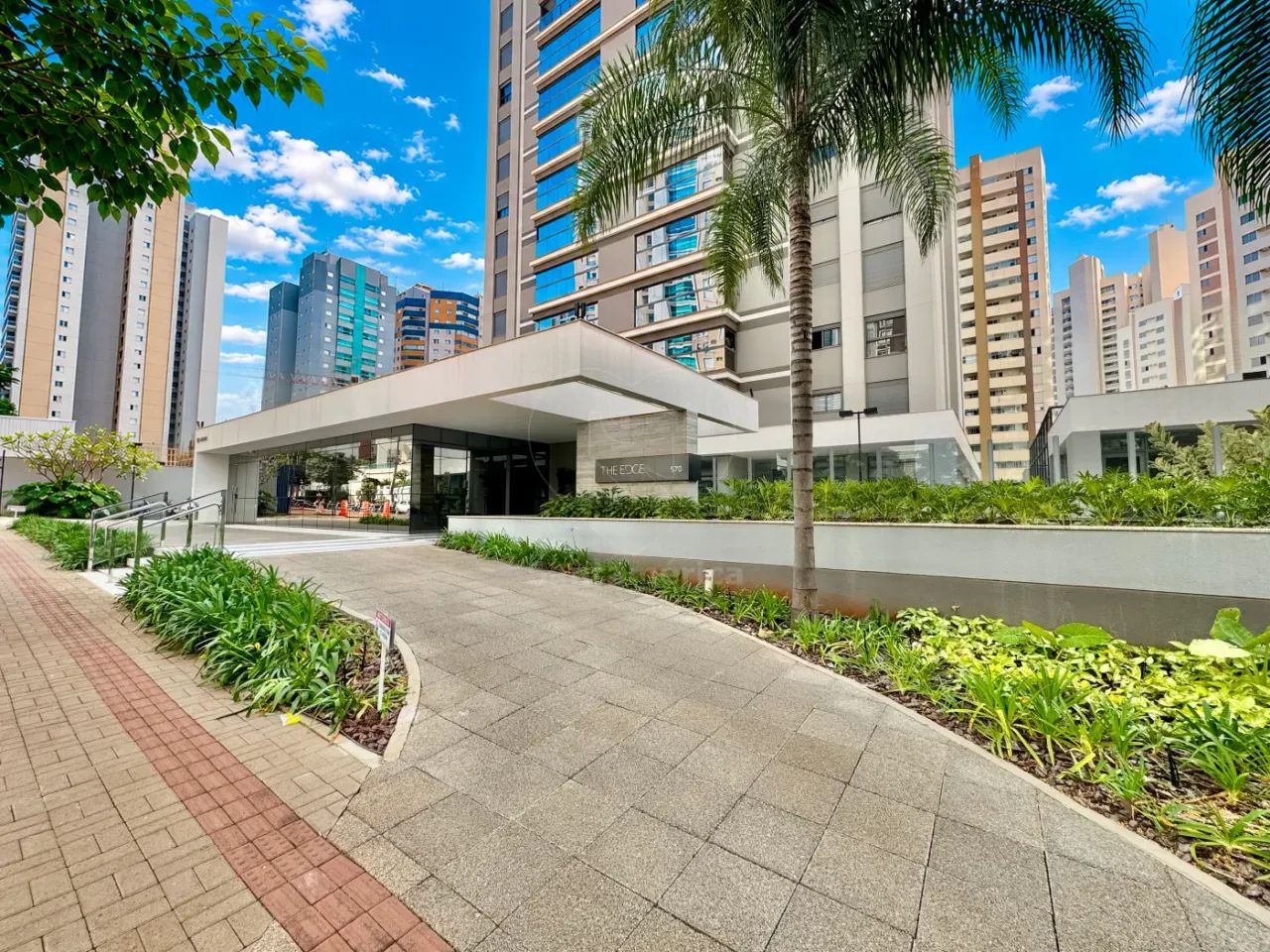 Apartamento de alto padrão para alugar no edifício The Edge, Gleba Palhano, com 3 suítes e