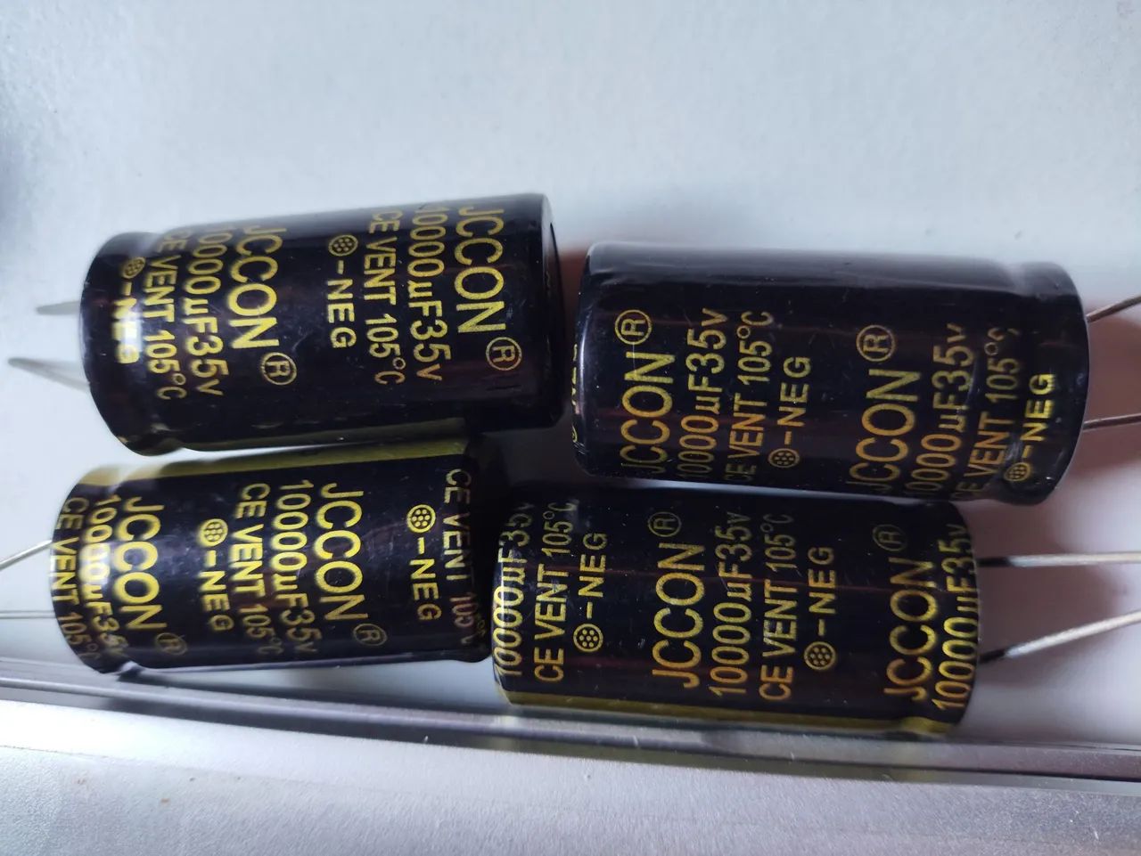 4 Capacitor eletrolítico 10.000 x 35