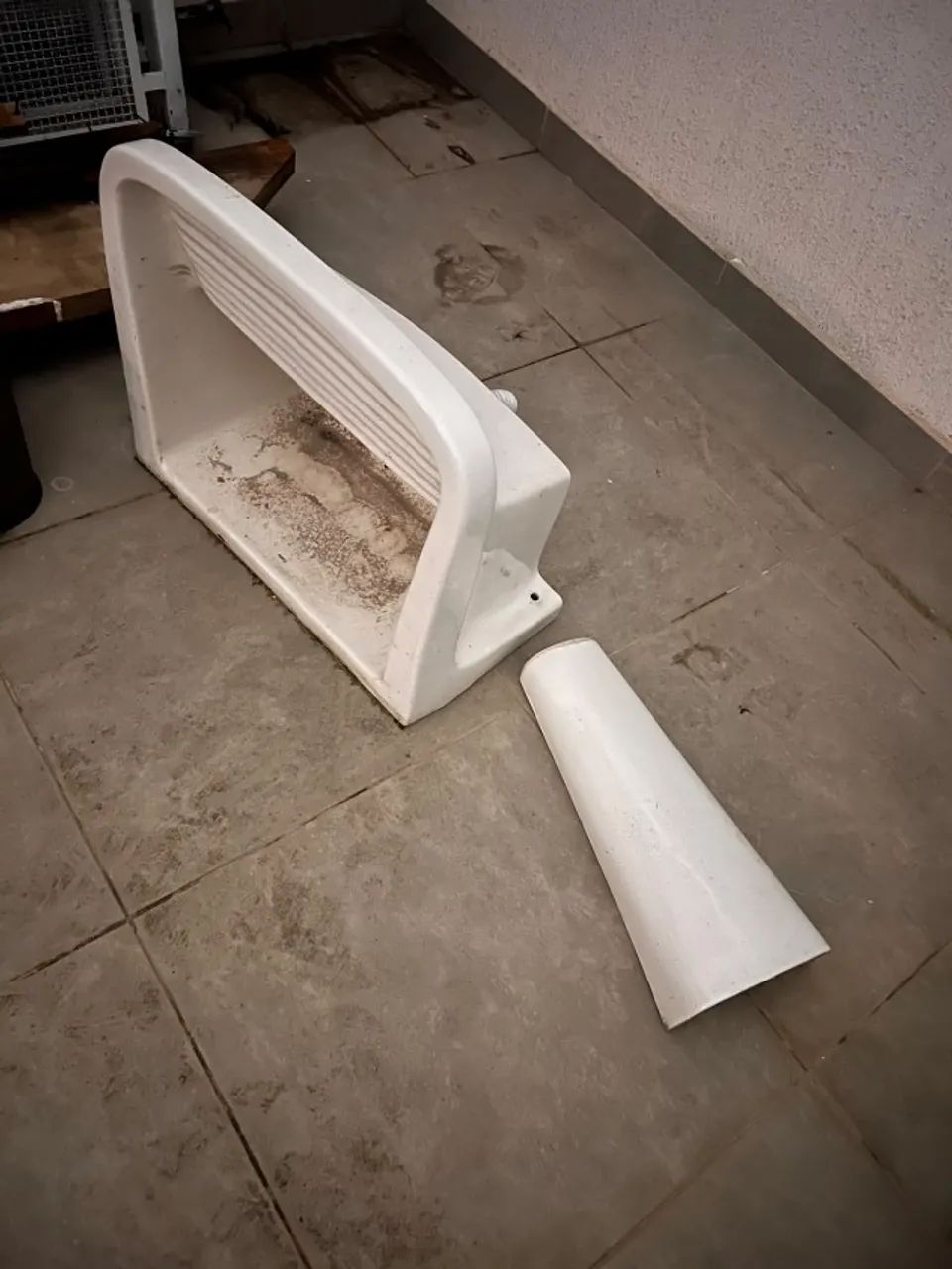 Tanque de louça grande Celite com coluna