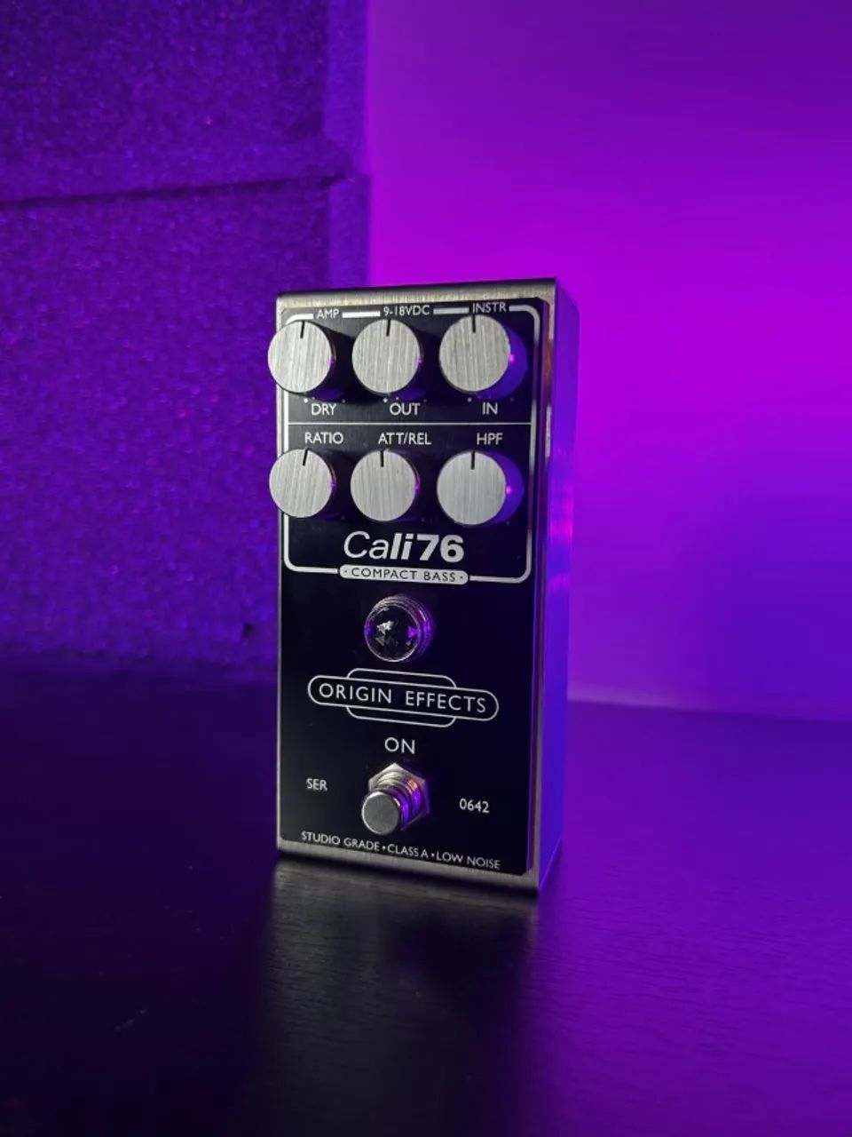 Compressor Cali76 Compact Bass V1 Origin Effects - Instrumentos