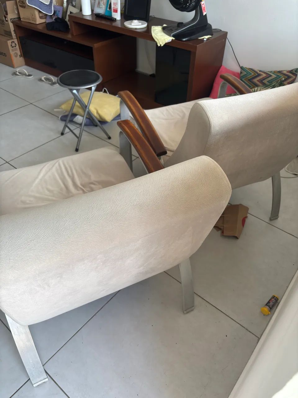 Poltronas com pés de alumínio 