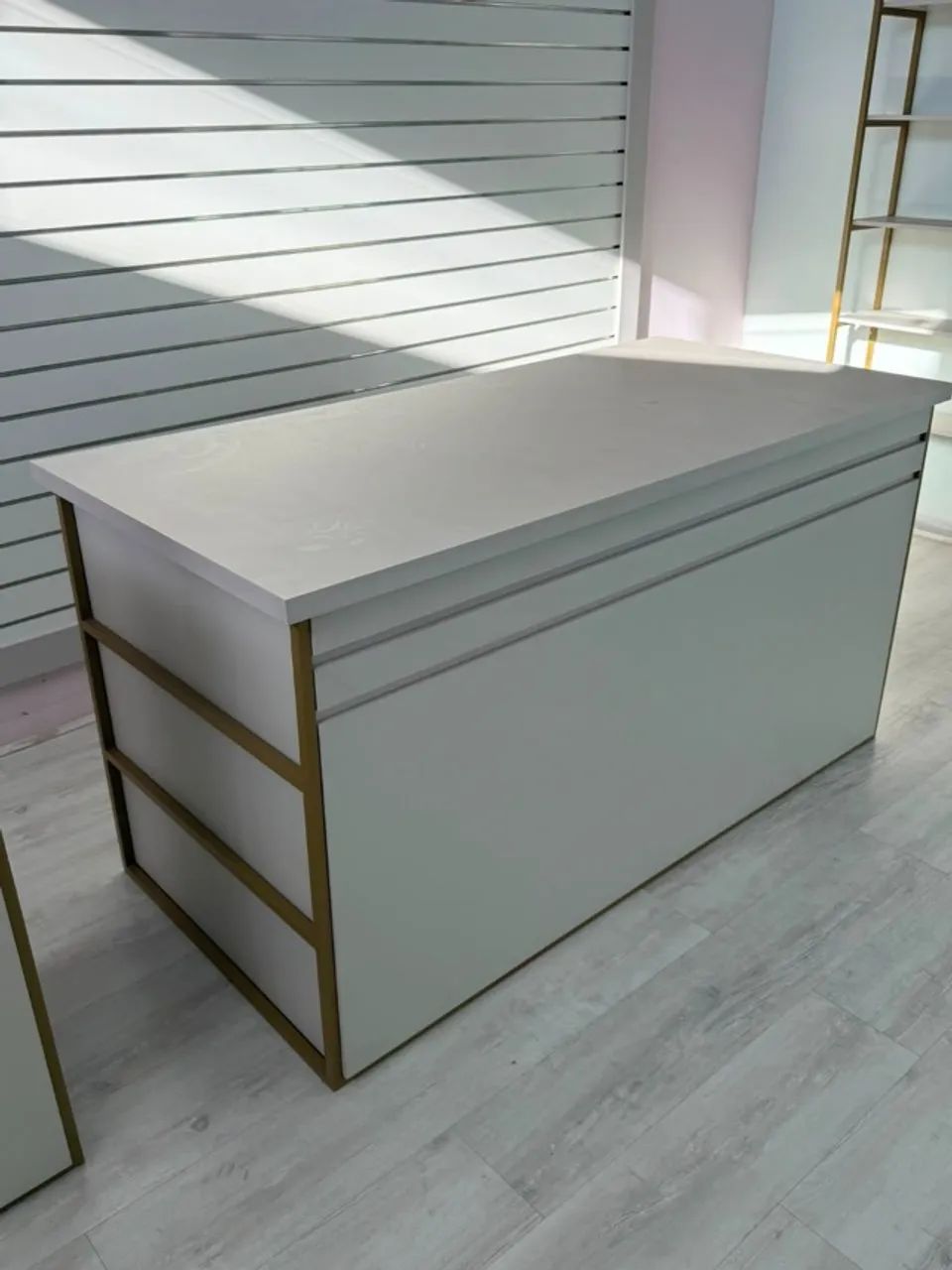 Mesa Central de Exposição em MDF Off White e Metalon Ouro Eletrostático