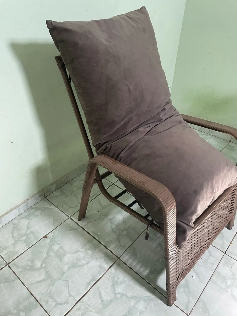 Poltrona de fibra sintética com almofadas 