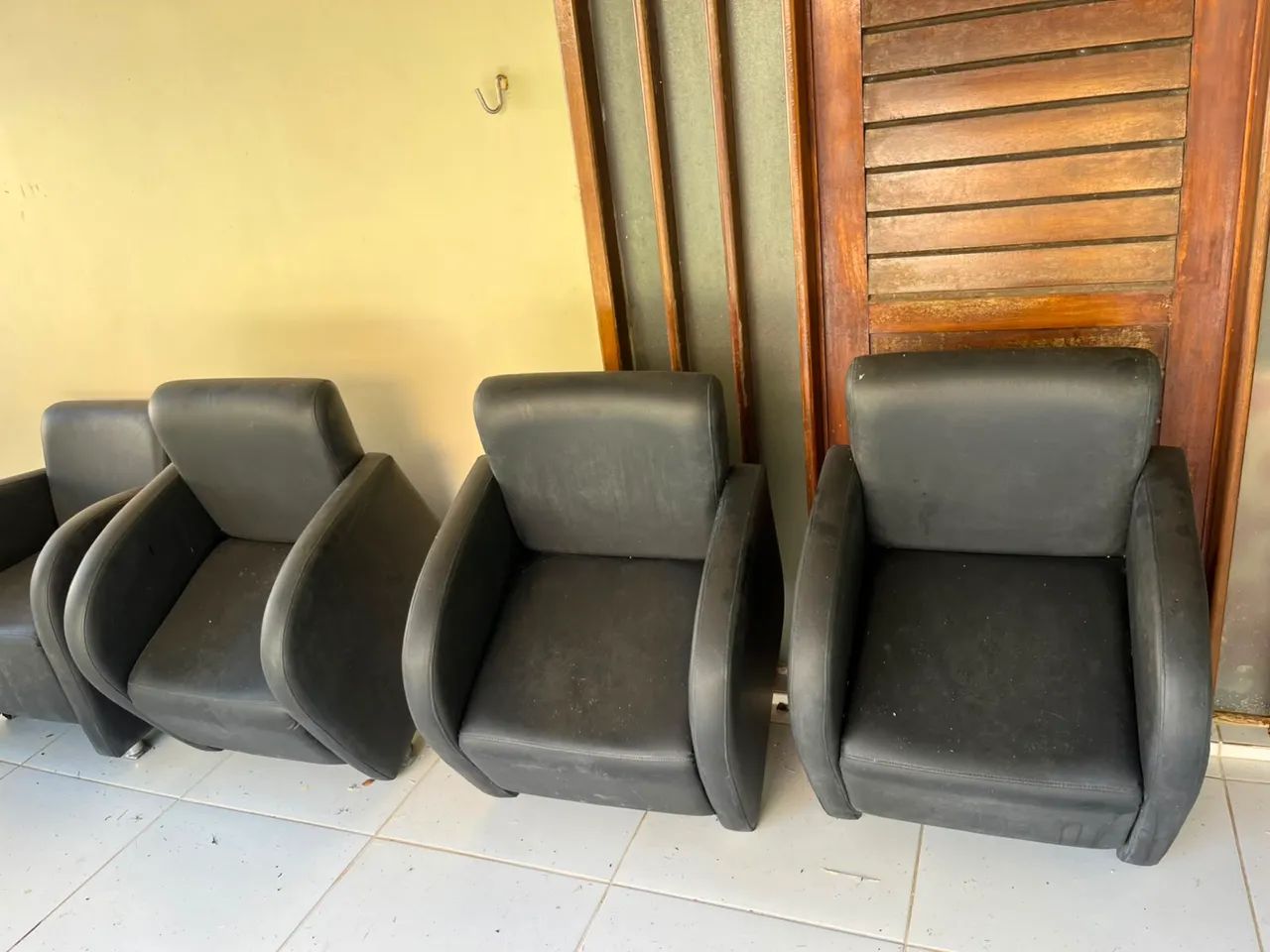 Conjunto de cadeiras de couro