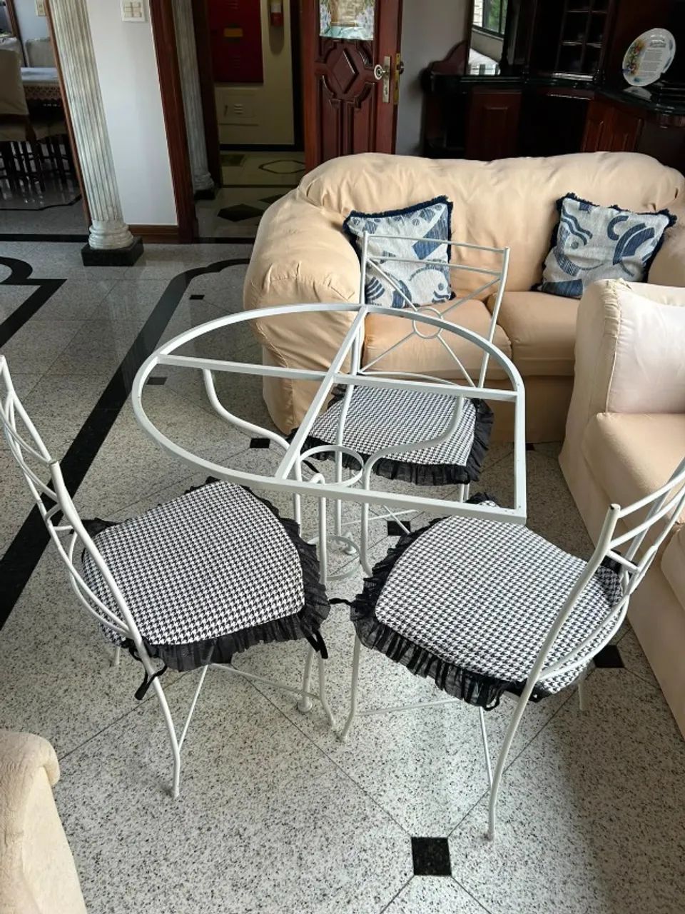 VENDO PE DE MESA EM FERRO COM QUATRO CADEIRAS - Foto 4
