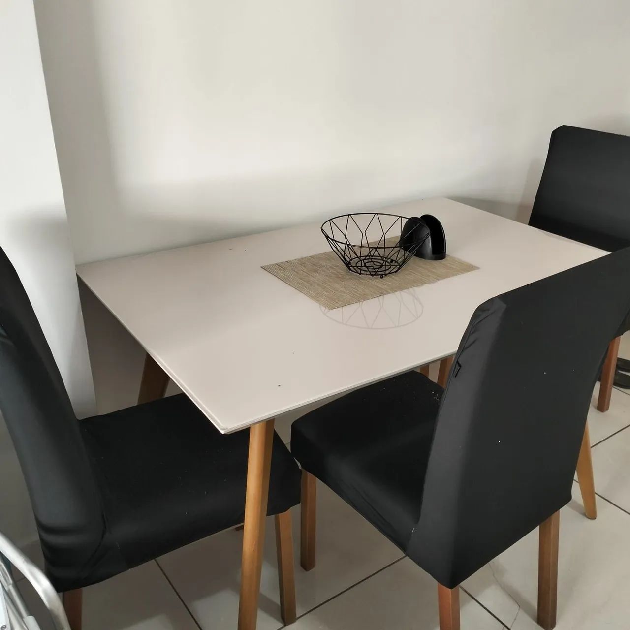 Mesa de vidro com cadeiras