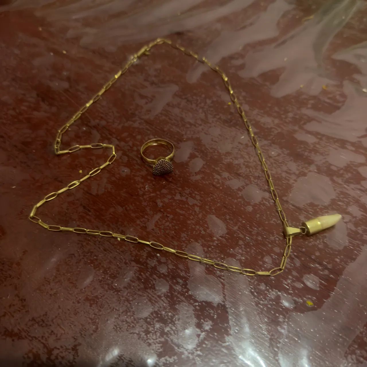 Cordão de ouro é um anel de ouro 
