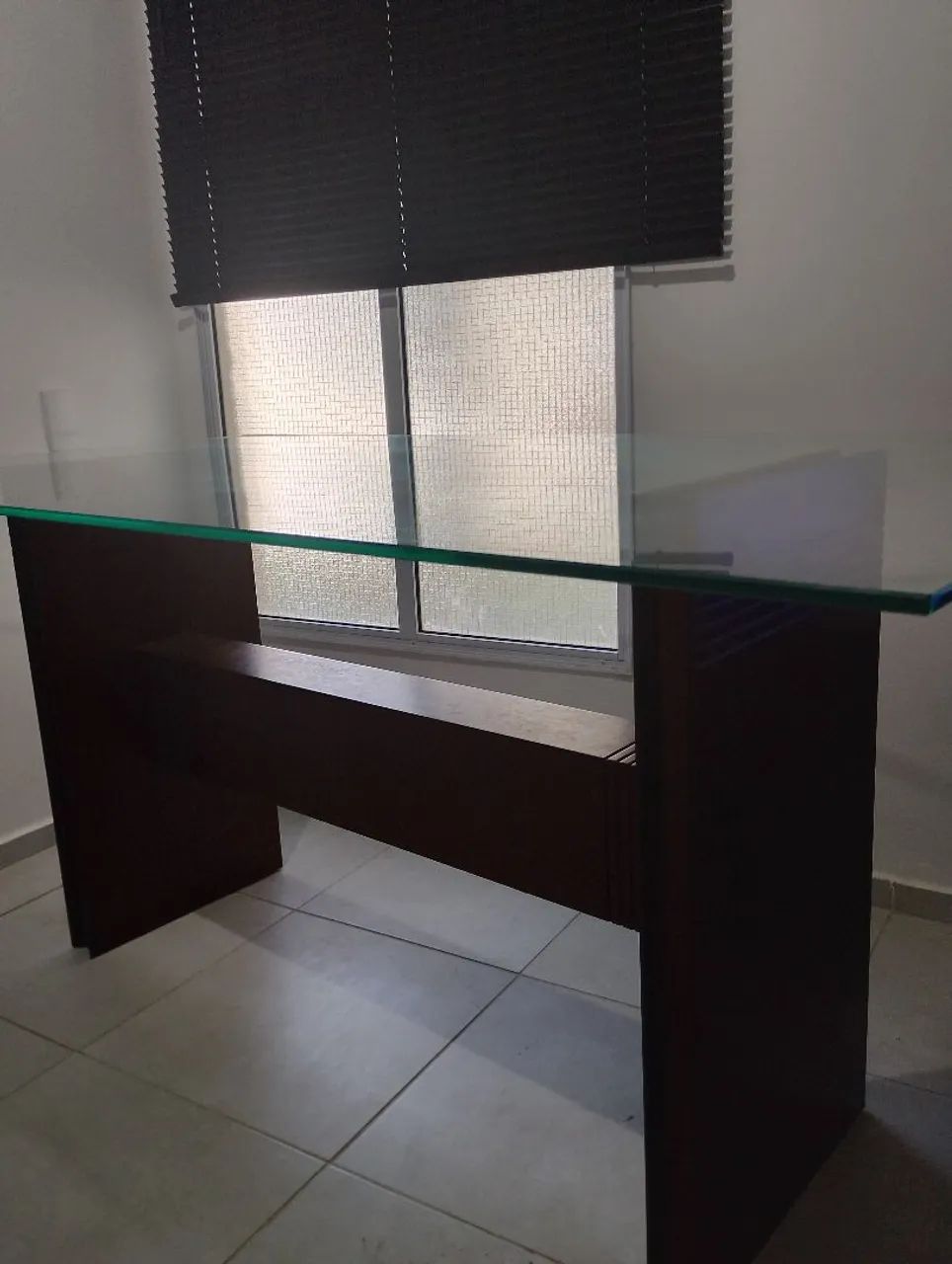 Vendo mesa madeira boa com tampo de vidro,com 4 cadeiras . - Foto 2