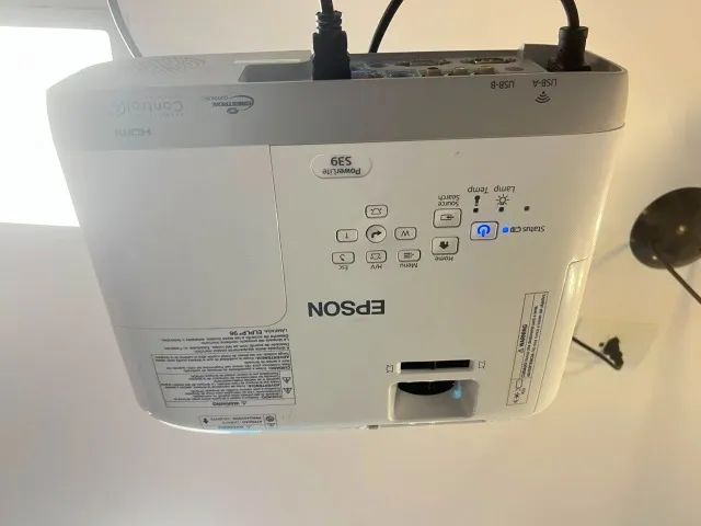 Desconto especial para vender rápido - Data show Epson e Benq