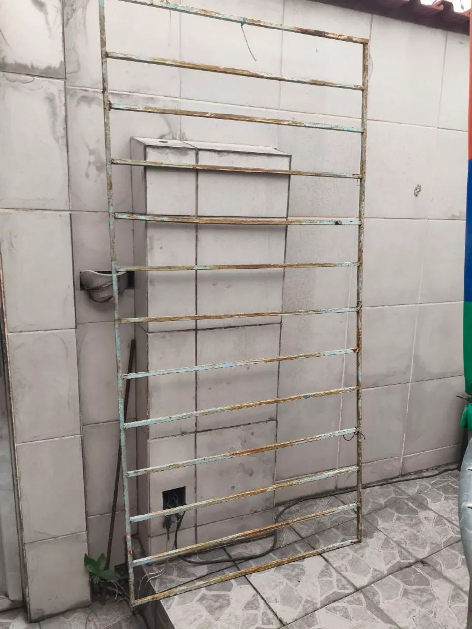 Grade de ferro em bom estado 