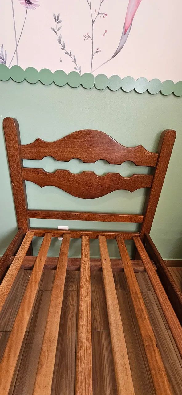 Cama de solteiro de madeira maciça 