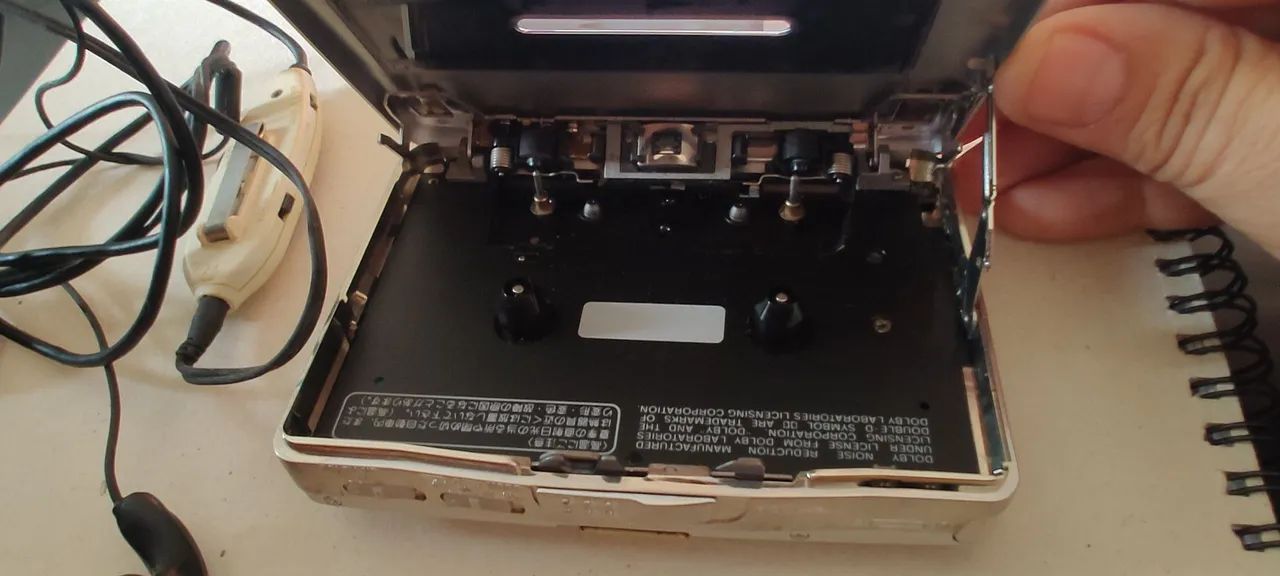 toca-fitas portátil (Walkman) da Sony, modelo WM-EX777. - Japão