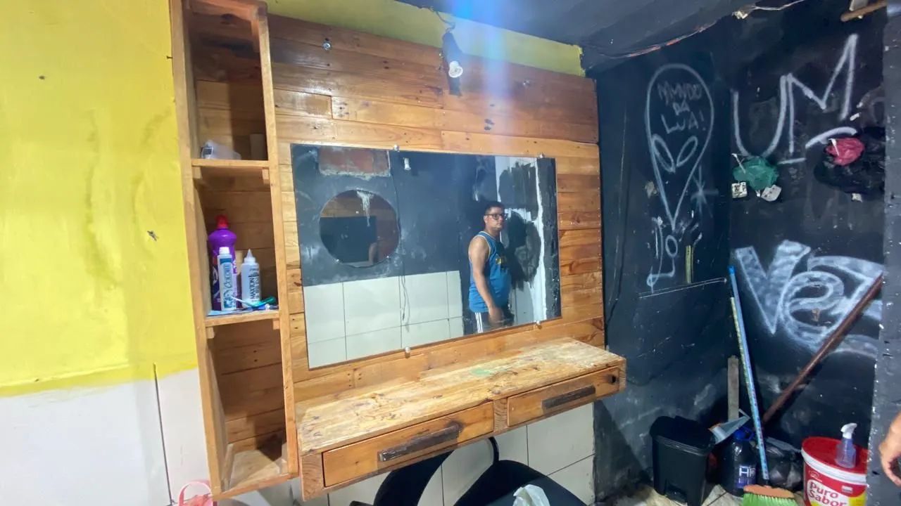 Bancada de Barbearia em Madeira com Espelho - Estilo Rústico