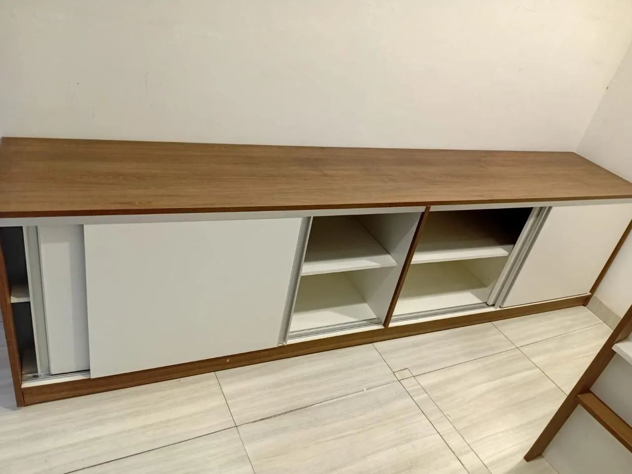 Móvel rack/aparador com brindes 