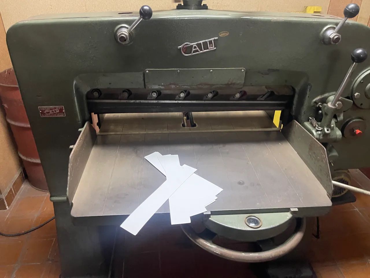 Guilhotina Catu s-80 semi automática único dono  - Foto 5