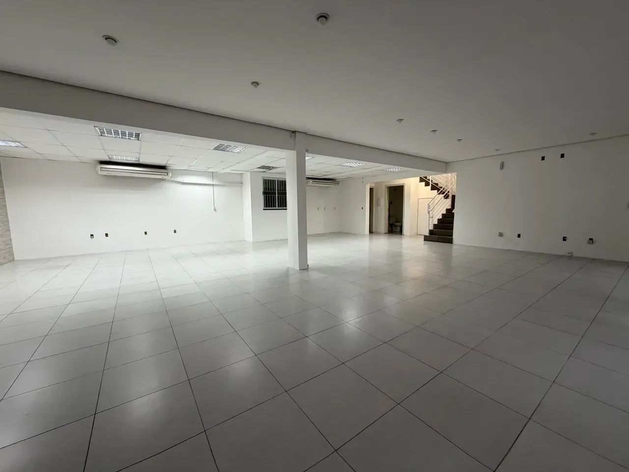Edifíco comercial inteiro com 542m2 priv | Subsolo com vagas | 3 pavimentos de salas | No  - Foto 4