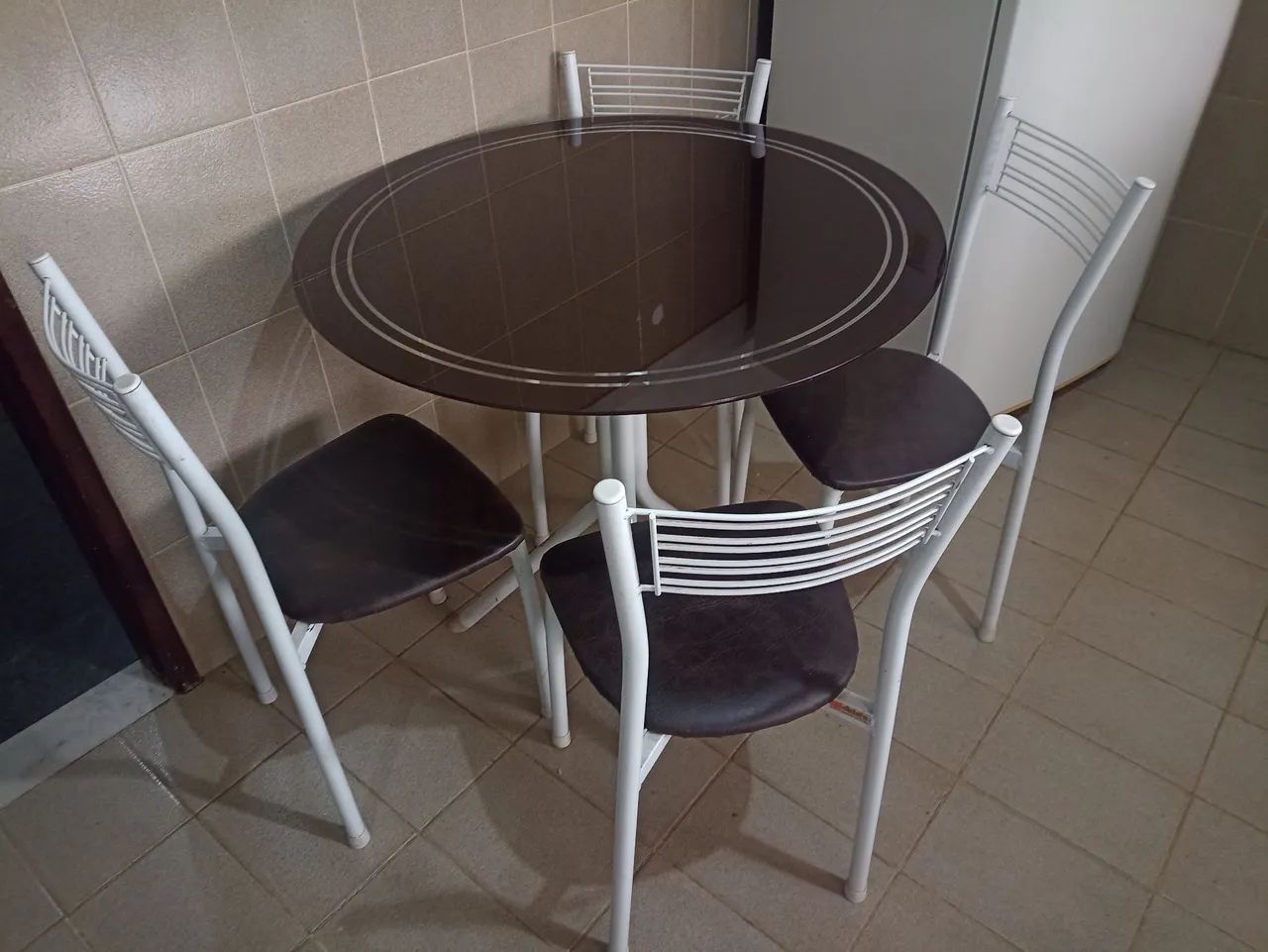 Mesa de cozinha semi nova 