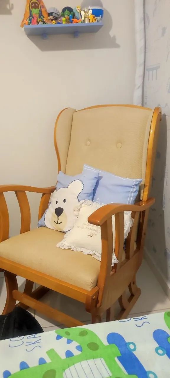 Cadeira de balanço de madeira nobre 