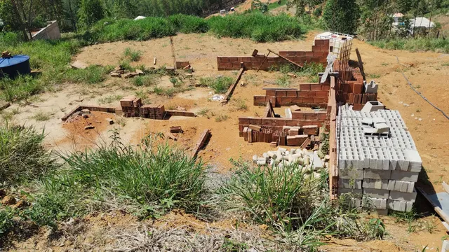 Muro de arrimo revestido com pedra Miracema, área total 60 metros