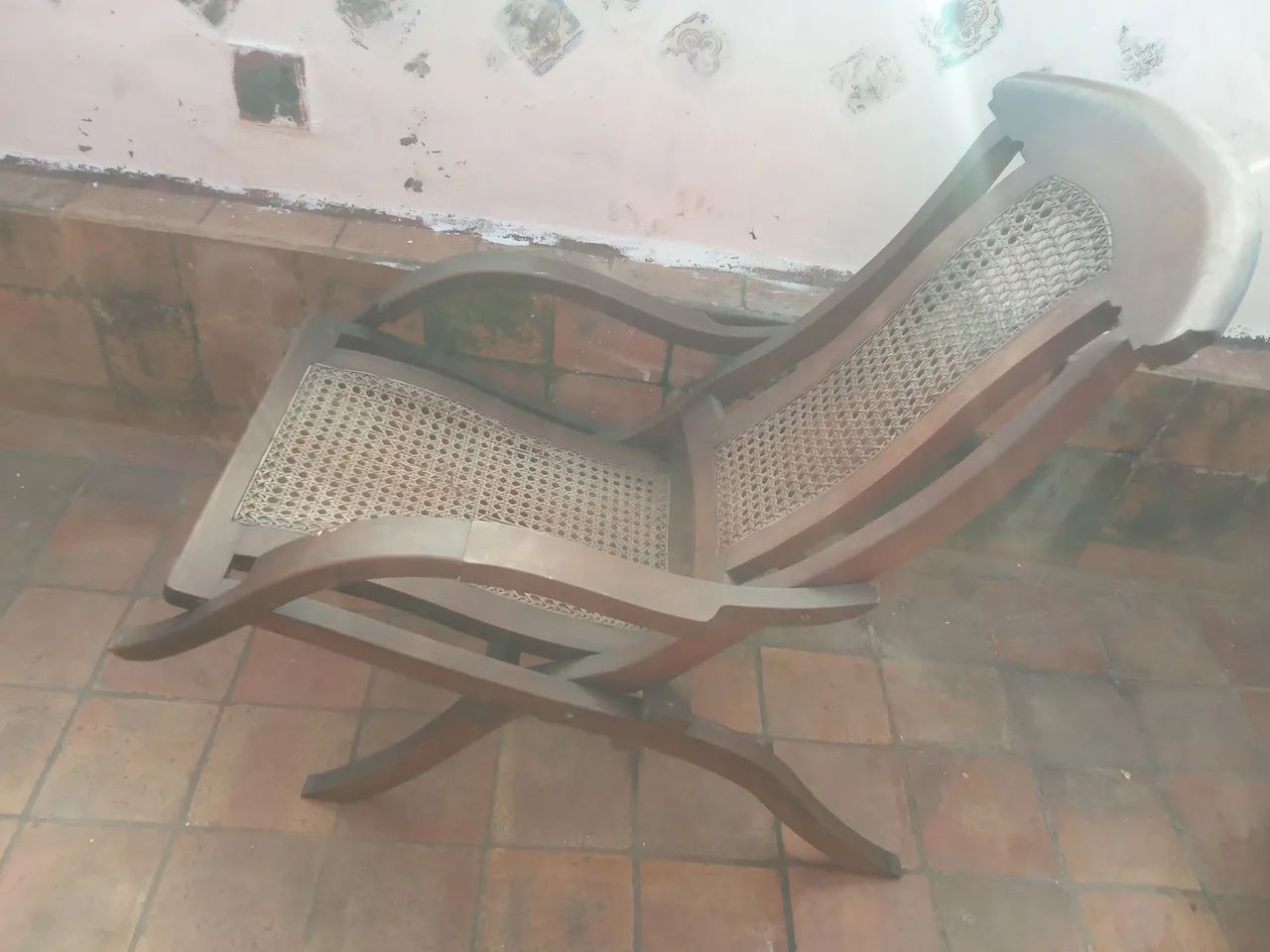 Poltrona espreguiçadeira antiga madeira e palhinha - Foto 4