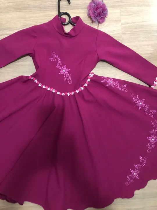 Vestido de prenda bordado, com grampo pro cabelo - Foto 3