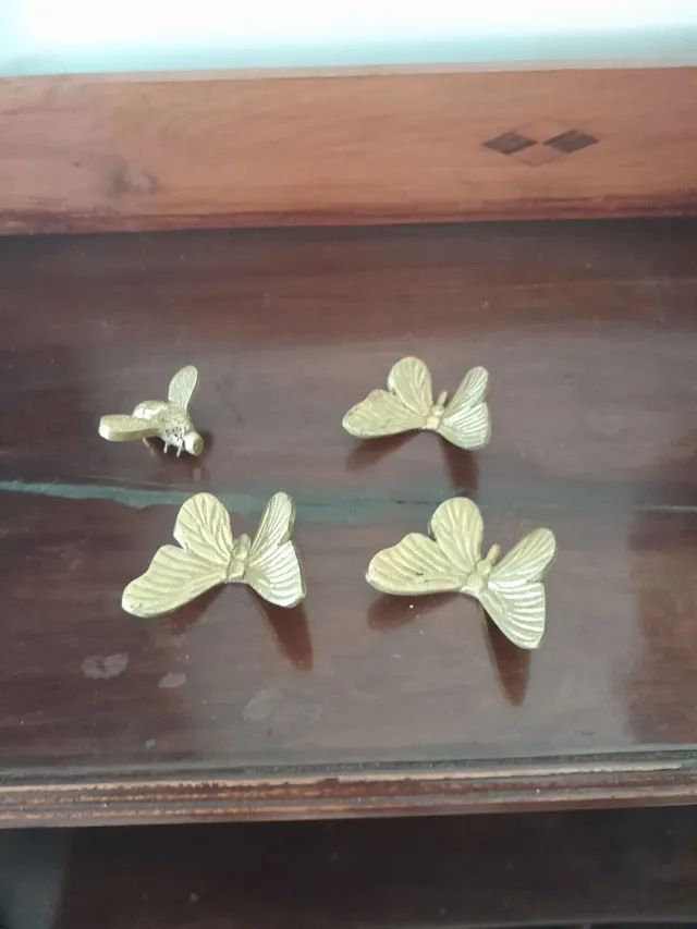 Conjunto de borboletas e abelha em bronze centenário 