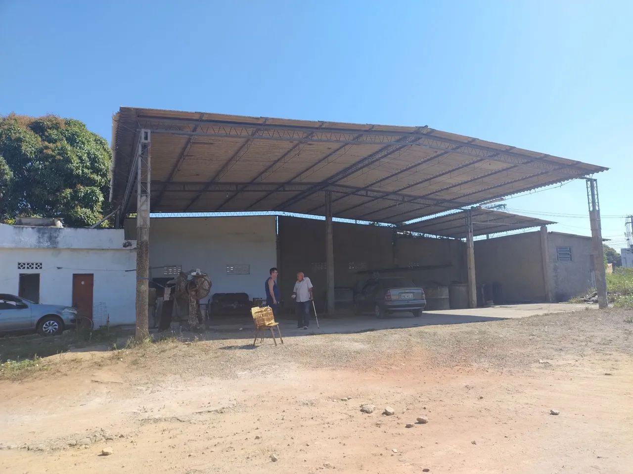 Estrutura  metálica com telhas de amianto