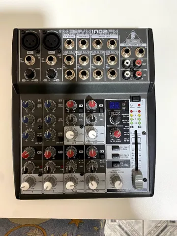 Mesa de som Behringer 1002FX Xenyx.