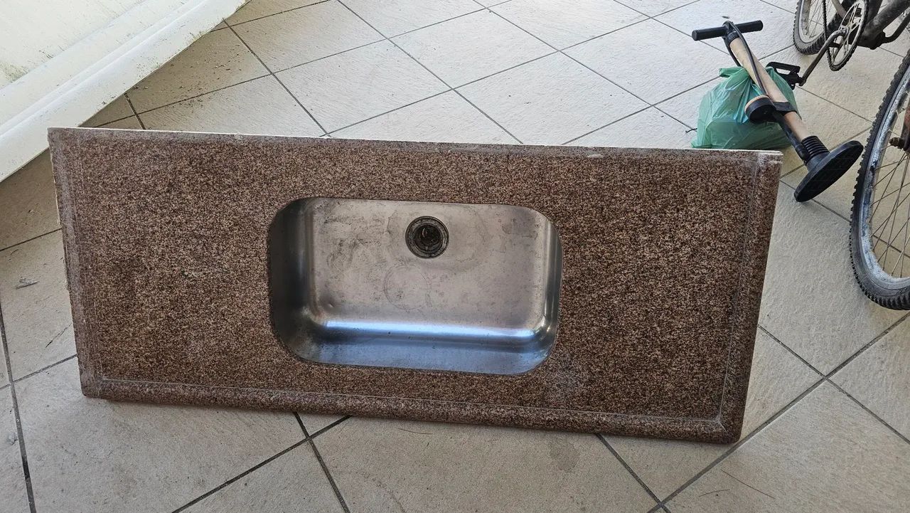 Pia de granito com cuba de inox