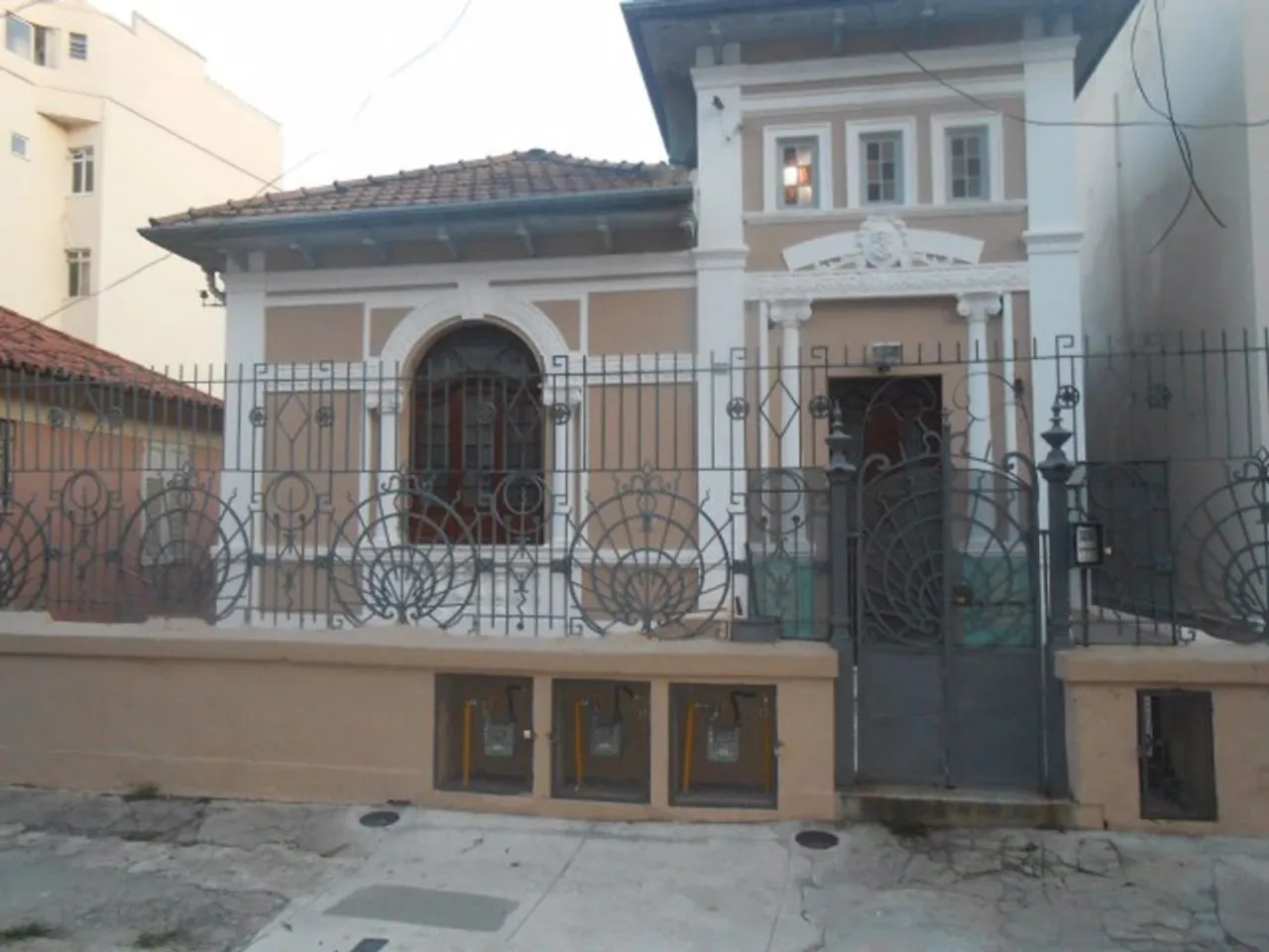 APARTAMENTO COM VARANDÃO, 2 SALAS, 3 QUARTOS COM AR COND. E ARMÁRIOS EMBUTIDOS EM SANTA TE