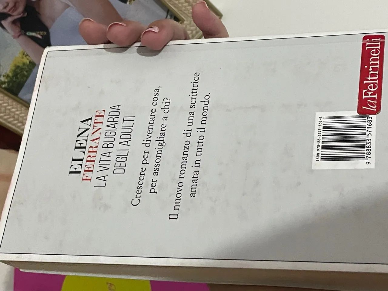 Livro em italiano La vita bugiarda degli adulti - Elena Ferrante - Foto 3