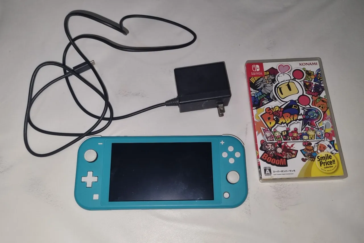 Nintendo Switch Lite + Jogo Super Bomberman R
