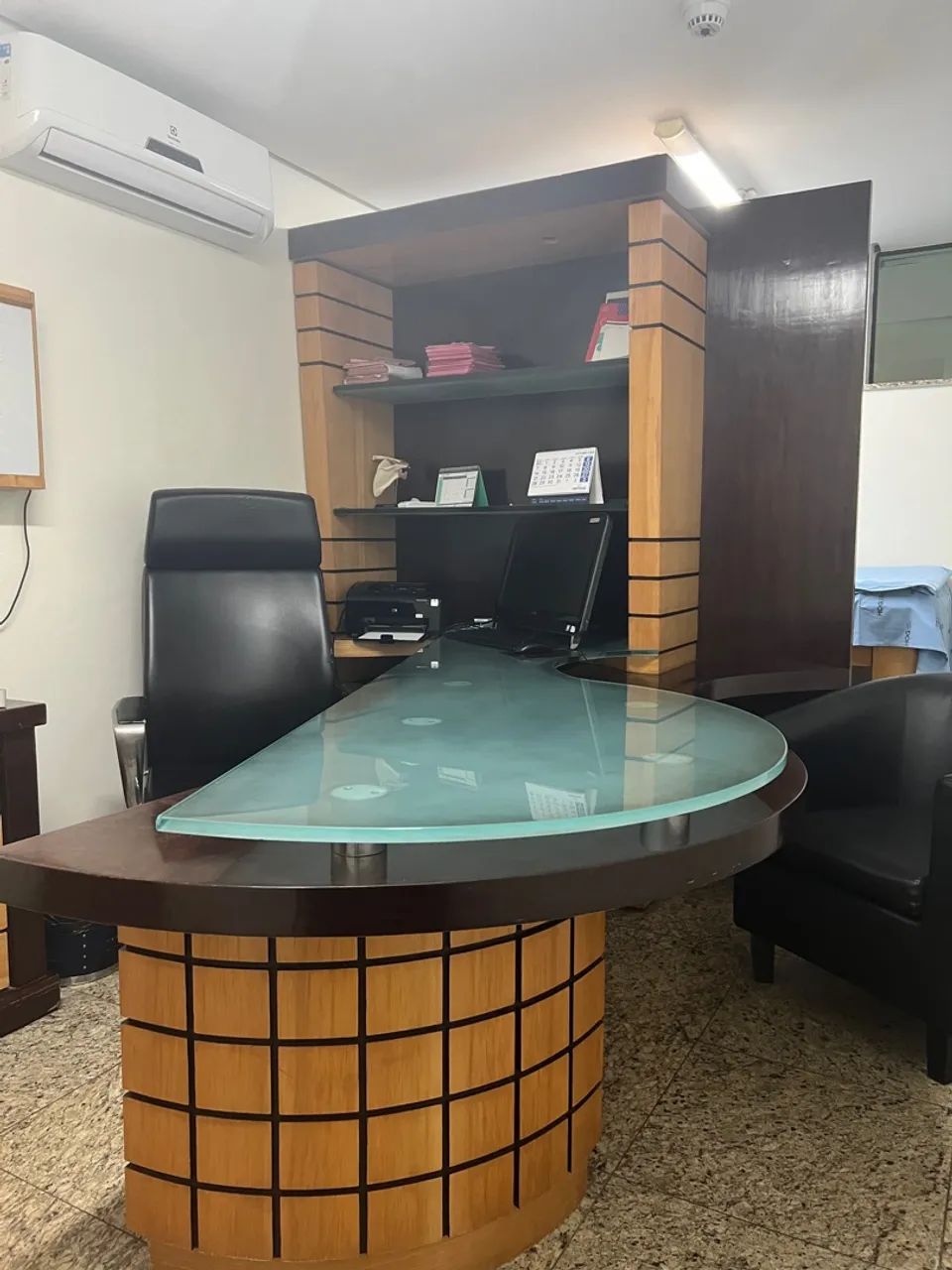 Mesa de Escritório Executiva com Design Elegante