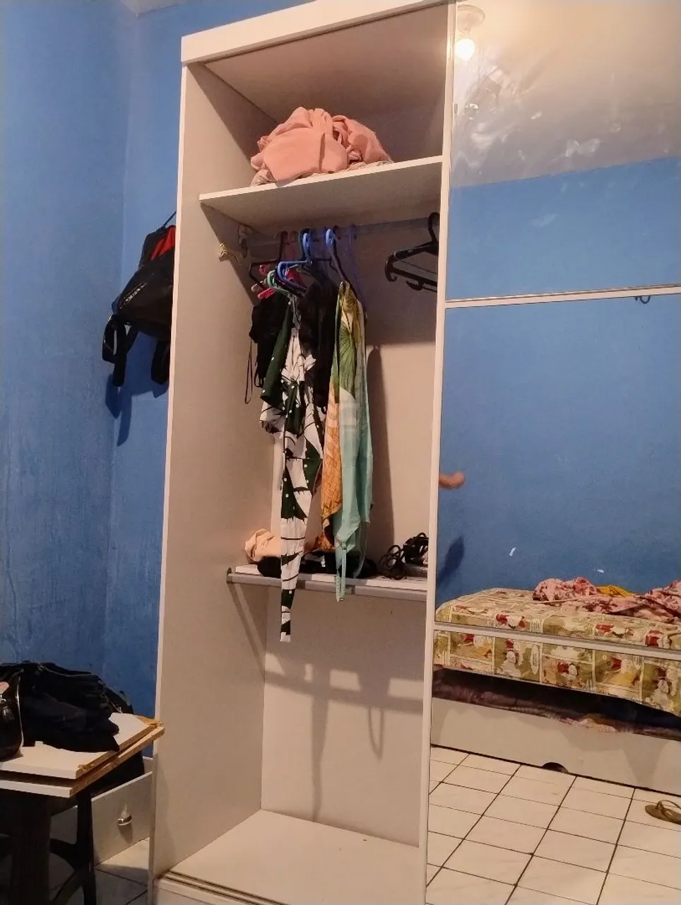 Guarda-roupa com espelho