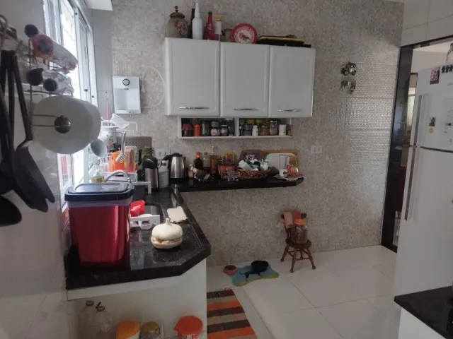 Apartamento com 3 quartos, 2 grandes e 1 de menor tamanho