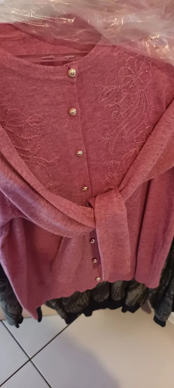 Cardigã rosa com bordados