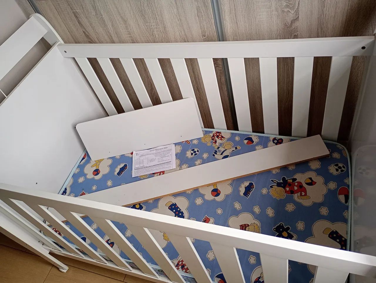 Berço de madeira branco vira mini cama + colchão . completo semi novo  - Foto 2