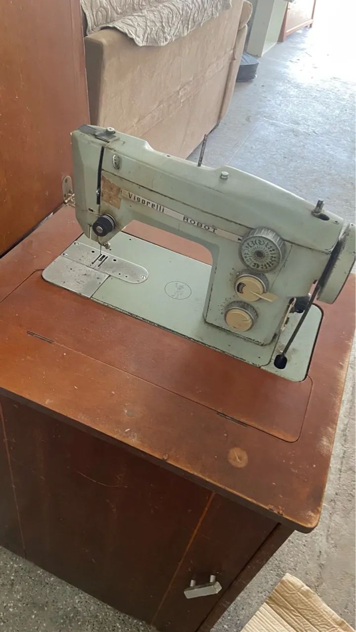 Máquina de Costura Vigorelli Pedal e Motor