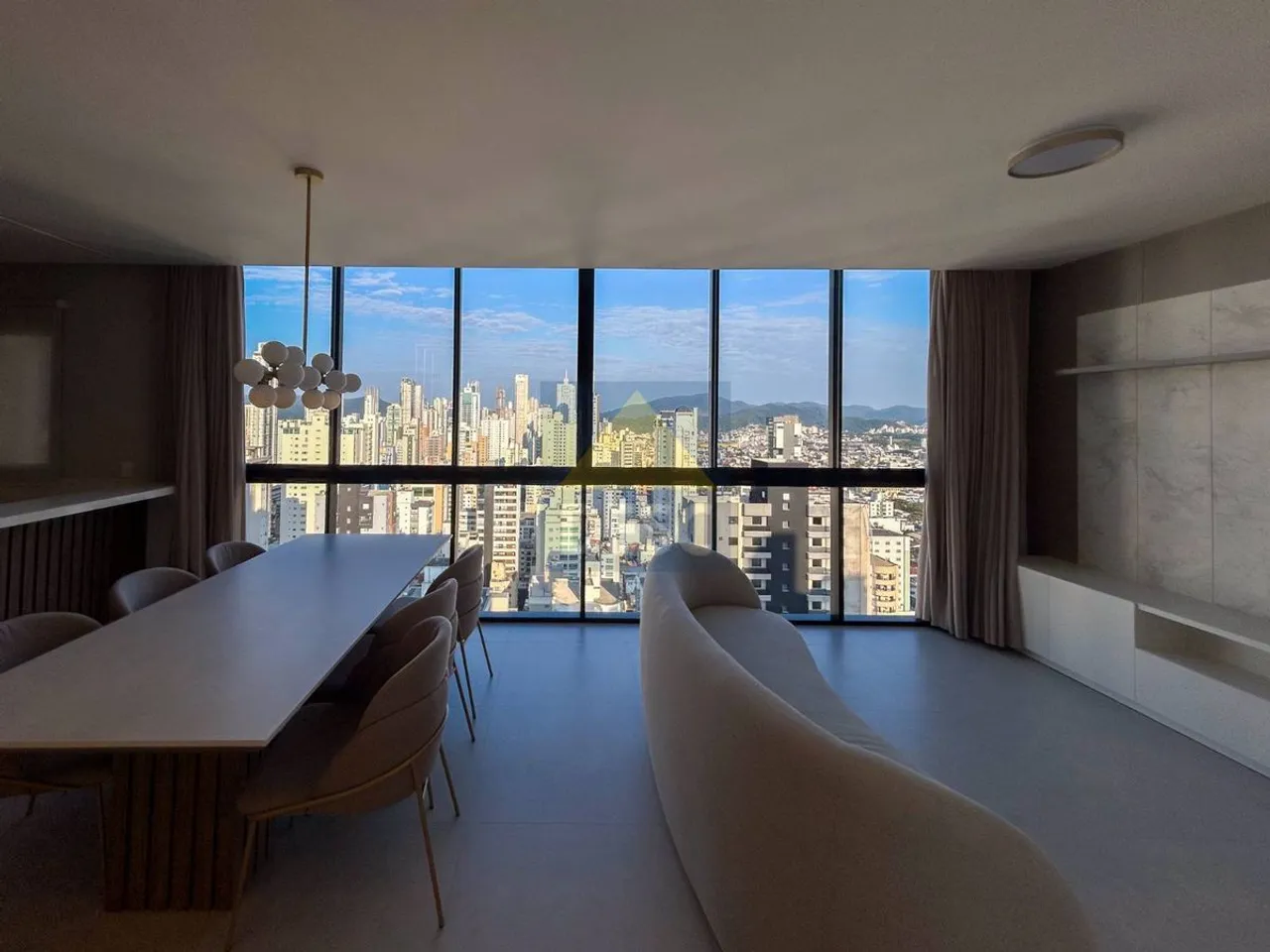 Apartamento semi mobiliado com 4 dormitórios para locação no Ed Soho Village em Balneário
